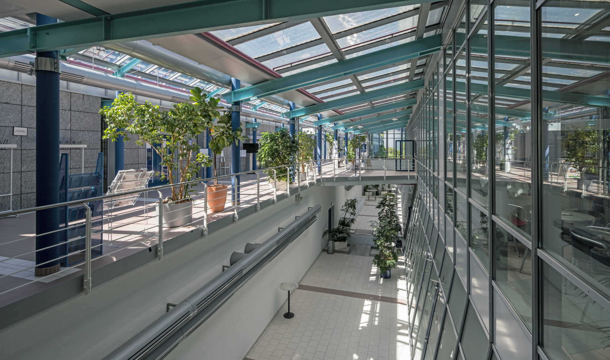 Lichtdurchflutetes Atrium im Airport Business Centre