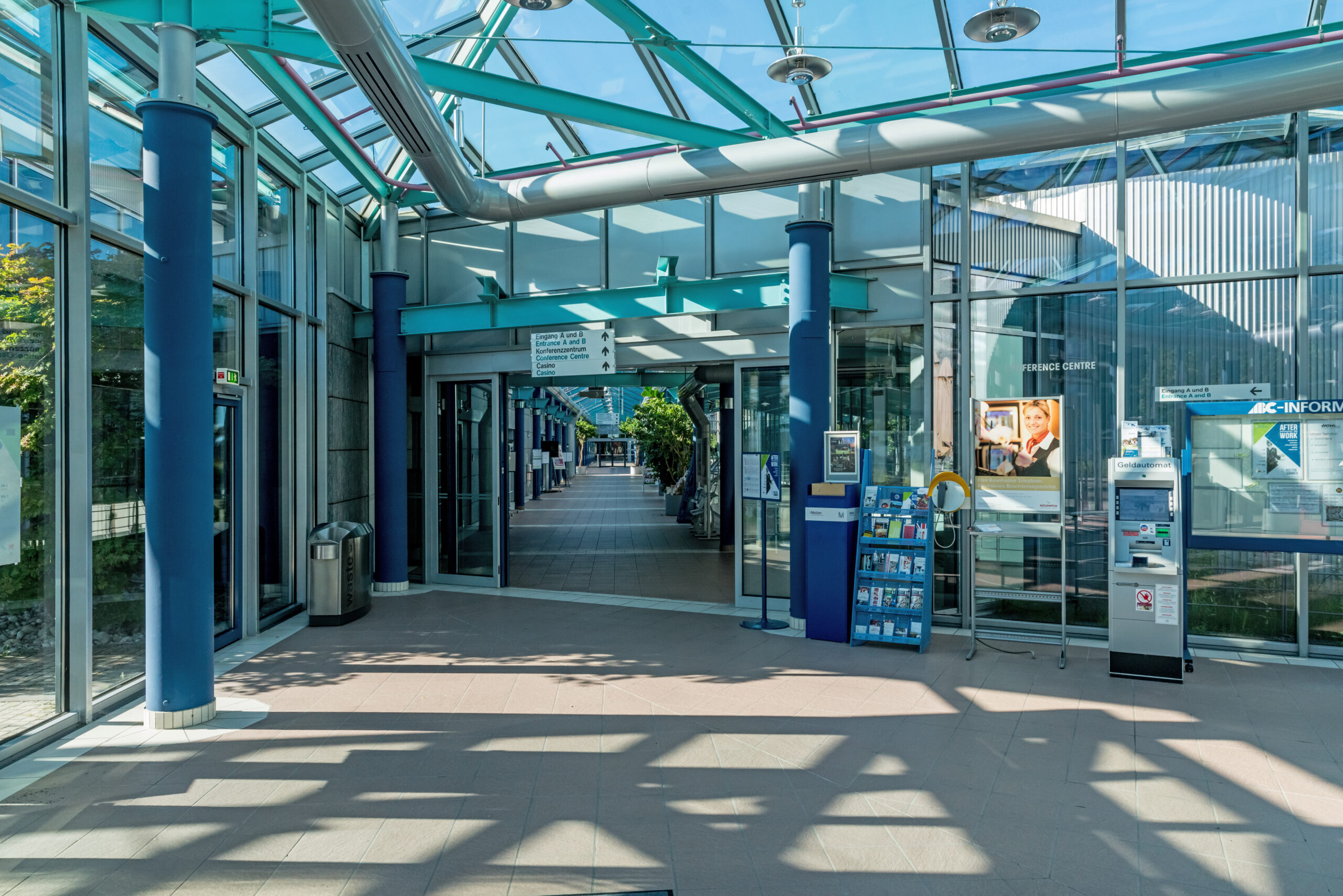 Eingangsbereich des Airport Business Centre mit Glasdach